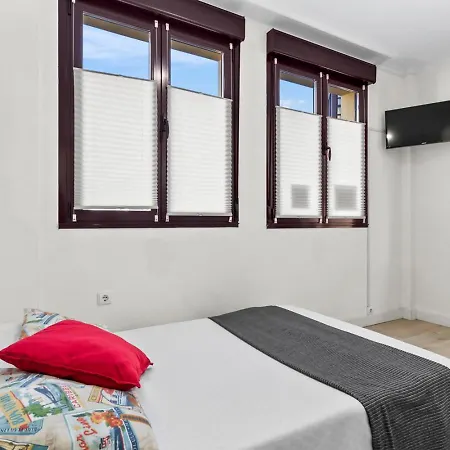 Aptosan Anton Frente Al Puerto De Llanes